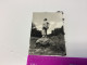 Photo Snapshot 1950  Le Puy-en-Velay Homme, Debout Sur Un Rocher, Tête, Tournée De Profil En Short, Short, Chemise Chemi - Anonieme Personen