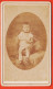 01154 / ⭐ Photo CDV 1890s VIERZON 18-Cher  ◉ Photographe CARRE ◉ Bébé Avec Un Panier Assis Sur Un Canapé - Anonieme Personen