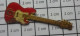 1618A Pin's Pins / Beau Et Rare / MUSIQUE / GUITARE ELECTRIQUE ROUGE Et BLAN?CHE Grand Pin's - Música