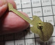 1618A Pin's Pins / Beau Et Rare / MUSIQUE / GUITARE ELECTRIQUE ROUGE Et BLAN?CHE Grand Pin's - Music