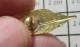 1618A Pin's Pins / Beau Et Rare / AUTRES / METAL JAUNE FINe PLUME D'OISEAU Comme Un Bijou - Andere & Zonder Classificatie