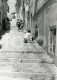 1975 ORIGINAL AMATEUR PHOTO FOTO STREET SCENE FEMME WOMAN HOUSE WORK LAUNDRY PORTUGAL AT157 - Places