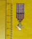 MEDAILLE EN REDUCTION  DE LA CROIX DU COMBATTANT , REPUBLIQUE FRANCAISE , RUBAN D'ORIGINE EN BON ETAT ,  VOIR PHOTO  . P - France