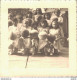 PHOTO DE 9 X 9 CMS UNE EQUIPE DE FILLES AVEC DES GROS BALLONS ALVEOLAIRES PEUT ETRE DE LA GRS MAI 1958 - Personnes Anonymes
