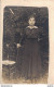 CARTE PHOTO NON IDENTIFIEE REPRESENTANT UNE FEMME DANS UN JARDIN EN 1917 - To Identify