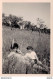 PHOTO DE 8.5 X 6 CMS DEUX ENFANTS ALLONGES DANS L'HERBE - Anonyme Personen