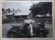 Tely Montant Au Volant De Sa 1933 Pontiac Economy Eight Photo Snapshot Datée 1935 - Cars