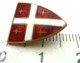 BROCHE  à Identifier - Insigne Religieux ? - 1 Croix Blanche Et 4 Croix Dorées , Fond Rouge , émail - Godsdienst & Esoterisme