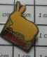 511A Pin's Pins / Beau Et Rare / ANIMAUX / LAPIN JAUNE FRISKIES - Tiere