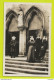 22 GUINGAMP N°60 En 1945 Sous Le Portail De Notre Dame 4 Femmes Avec Coiffes VOIR DOS - Guingamp