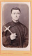 COURTRAI - Photo CDV D'un Séminariste, Prêtre Tenant Un Crucifix Par Le Photographe G.CAULLET- BOGAERT, Courtrai - Antiche (ante 1900)