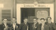 PHOTO ORIGINALE De Conscrits Classe 1948 Devant Café ? Georges HIREL ( Photographe R. Maniglier à COUCHES LES MINES  71 - Lieux