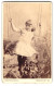 Fotografie A. Schwalbach, Frankfurt A. M., Zeil 46, Junges Mädchen Im Weissen Kleid Auf Der Schaukel  - Anonieme Personen