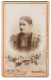 Fotografie Hermes Al. Wenning, Wasserburg A. Inn, Tränkegasse 1, Portrait Einer Dame Im Karierten Kleid  - Anonymous Persons