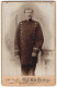 Fotografie Otto Jordan, Hamburg, Portrait Eisenbahner In Uniform Mit Moustache Posiert Im Atelier  - Anonyme Personen
