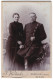Fotografie J. Hartländer, Oldesloe I. Holst., älterer Eisenbahner In Uniform Nebst Seiner Frau Im Atelier  - Personnes Anonymes