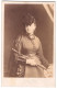 Fotografie Unbekannter Fotograf Und Ort, Portrait Junge Frau Elise Hoelz Im Kleid Mit Schirm Und Hut, 1870  - Anonyme Personen