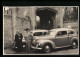 Foto-AK Auto Ford Taunus Und Zwei Herren Vor Einer Kirche  - Passenger Cars