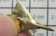 1818B Pin's Pins / Beau Et Rare / AVIATION / AVION MIRAGE III OU 2000 ? METAL JAUNE EN RELIEF - Aerei