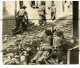PHOTOGRAPHIE .Soldats Qui Avancent En Direction BERLIN Fantassins De La 8e Armée Dans Les Faubourg De ST CLEMENTE - Guerre, Militaire