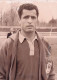 FOOTBALL ZITOUNI EN EQUIPE DE FRANCE AVANT SON DEPART CONDESTIN VERS TUNIS 1962 PHOTO 18 X 13 CM - Sporten