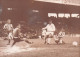 FOOTBALL 03/1962 TOURNOI DE PARIS ETOILE ROUGE CONTRE SANTOS BRESIL  VICTOIRE 1-0 DE L'ETOILE ROUGE PHOTO 18X13CM - Sports