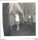 PHOTO DE 6 X 6 CMS BEBE ERIC A 18 MOIS LE 27/10/54 JOUANT DANS SA CHAMBRE PRES DE SON LIT A BALDAQUIN - Personnes Anonymes