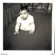 PHOTO DE 6 X 6 CMS BEBE SE DEPLACANT A QUATRE PATTES - Anonyme Personen