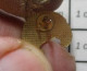 1818B Pin's Pins / Beau Et Rare / ALIMENTATION / Mini Pin's CROISSANT METAL JAUNE - Lebensmittel