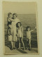 Two Little Girls, A Boy And A Woman By The Sea - Anonyme Personen