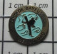 1818B Pin's Pins / Beau Et Rare / SPORTS / JUDO KARATE VIET VO DAO Pas Etienne ! CHG DE BAYEUX - Judo