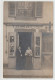 CARTE PHOTO - BUREAU DE TABAC - CARTES POSTALES ET PIPES EN VITRINE - LA BURALISTE ET UNE AMIE -z 2 SCANS Z- - Shops