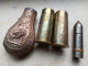 Lot De 2 Douilles Gravées, Briquet Et Poire à Poudre - Armas De Colección