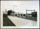 60s ORIGINAL AMATEUR PHOTO FOTO TRAIN COMBOIO ALCANTARA LISBOA PORTUGAL RENAULT FLORIDE CARAVELLE SIMCA ARONDE AT138 - Eisenbahnen