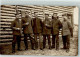 39871309 - Gruppenaufnahme Von Landsern In Uniform Mit Pfeife Vor Einem Blockhaus - War 1914-18