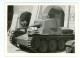 PHOTO Format 10,5 X 7,5 Cm CHAR MILITAIRE / TANK Pris En Suisse Berne Thun Rathausplatz Devant Le Coiffeur / Restaurant - Oorlog, Militair