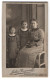 Fotografie Julius Grunewald, Oberneukirch, Portrait Stolze Mutter Mit Zwei Töchtern In Eleganten Kleidern  - Anonyme Personen