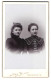 Fotografie Max Blum, Meerane I. S., Poststr. 59, Portrait Zwei Bildschöne Junge Frauen In Prachtvollen Kleidern  - Personnes Anonymes