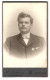 Fotografie M. Lohauss, Leisnig, Colditzer Strasse, Portrait Junger Herr Mit Anstecknadel Am Jacket  - Anonyme Personen