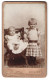 Fotografie Gustav Fischer, Dresden-N., Königsbrückerstr. 103, Portrait Süsses Geschwisterpaar In Hübschen Kleidchen  - Anonyme Personen