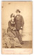 Photo G. A. Dean Jun., Douglas, Britisches Paar In Biedermeierkleid Vor Einer Studiokulisse Der Isle Of Man  - Personnes Anonymes
