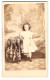 Fotografie Carl Schenk, Jena, Portrait Kleines Mädchen Im Weissen Kleid Posiert Vor Einer Studiokulisse  - Personnes Anonymes