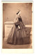 Fotografie Ayers, Yarmouth, Clarence Place 3, Portrait Junge Frau Im Reifrock Kleid Stehend Im Seitenprofil, 1862  - Anonymous Persons