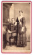 Fotografie H. D. Keller, Wapello / Iowa, Phenix Block, Junges Paar In Hübscher Kleidung  - Anonyme Personen