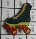 912B Pin's Pins / Beau Et Rare /  SPORTS / PATIN A ROULETTES ROLLERS TRICOLORES - Altri & Non Classificati