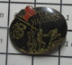 912B Pin's Pins / Beau Et Rare /  MILITARIA /  US MARINES LE PLANTER DU DRAPEAU A OKINAWA - Army