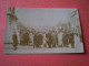 Carte Photo Dans La Cour Du Château De Versailles, Groupe De Touristes - Photographs