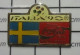 912c Pin's Pins / Beau Et Rare / SPORTS / FOOTBALL DRAPEAU SUEDE MONDIAL ITALIA 90 COCA COLA - Voetbal