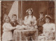 Photo Sur Carton  Enfants ( Garçons Filles La Pose Lecture ) Devant Table Fleurie Maubeuge Rue De La République - Anonyme Personen