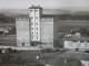 C Arte Photo  11 Aude BRAM - Cave Coopérative Agricole De BRAM  Et Les Silos - Attelage Cheval  Voiture 2cv Citroën 1950 - Bram